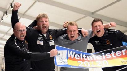 Bild: Kamhuber
Die deutschen Eisstock-Weitschützen sind endlich wieder Mannschafts-Weltmeister: Der Kemnather Reinhold Beyerlein jubelt mit seinen Teamkollegen Peter Rottmoser, Markus Schätzl und Michael Späth (von links).