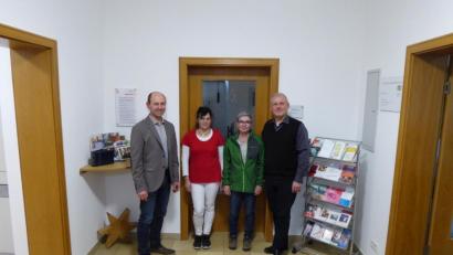 Bild: Bastian Bartmann
Hans Ram (links) traf sich mit Vertretern der Caritas-Sozialstation, (daneben, von links) Sabine Arnoldo (stellvertretende Pflegedienstleitung), Christel Knorr (Pflegedienstleitung) und Geschäftsführer Diakon Richard Sellmeyer