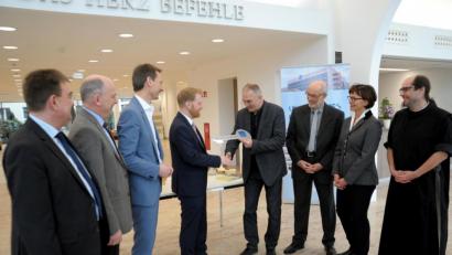 Bild: Claudia Seitz/exb
Architekt Joachim Peithner (Vierter von rechts) übergab einen symbolischen Schlüssel für den Neubau an Geschäftsführer Dr. Martin Baumann (Vierter von links). Mit ihm freuten sich der stellvertretende Geschäftsführer Michael Enzmann (links), Pflegedirektor Frank Hederer (Zweiter von links), Träger-Geschäftsführer Christian Kuhl (Dritter von links), Ärztlicher Direktor Dr. Detlef Schoenen (Dritter von rechts), die stellvertretende Ärztliche Direktorin Dr. Elisabeth Bösl und Krankenhausseelsorger Pater Thomas.