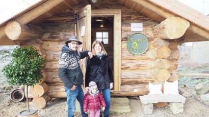 Bild: bl
Für zehn Eier den ganzen Tag die Stellung halten? Philipp und Bianca Wiederspick mit Tochter Heidi hatten da eine bessere Idee.