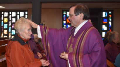 Bild: rgr
Pfarrer Bernhard Müller spendet in der Grafenwöhrer Friedenskirche das Sakrament der Krankensalbung.