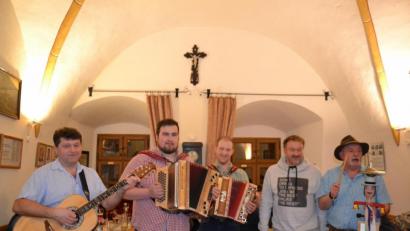 Bild: gi
Lustig ging es beim Hutzaabend des Fördervereins im Schloss Burgtreswitz zu. Die Musikanten spielten und sangen und zeigten die Vielfalt ihres Könnens mit Schlagern, Volks- und Wirtshaus-Liedern und das Publikum machte begeistert mit. Vorsitzender Thomas Hupfauf freute sich mit den Musikern.