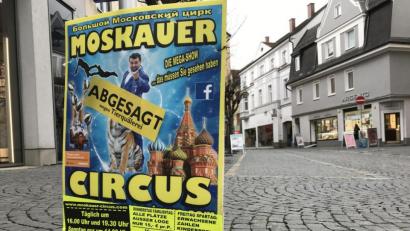 Bild: Gabi Schönberger
Der „Moskauer Circus“ ist zwar abgesagt – nicht aber wegen „Tierquälerei“. Diesen Aufkleber haben offenbar Tierschützer angebracht. Tatsächlich hat die Stadt, die sich auf das Infektionsschutzgesetz beruft, laut Veranstalter die Vorstellungen untersagt.