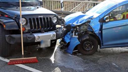 Bild: jma
Ein Jeep und ein Opel krachen auf der Kreisstraße NEW 2 frontal ineinander.