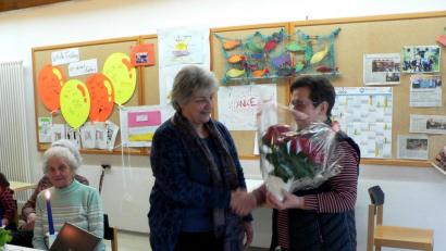 Bild: rky
Mit einer Blumenschale bedankt sich Margit Kynast (rechts) bei Käthe Pühl, die den Seniorenkreis der Kulmstadt über den Weltgebetstag der Frauen informiert.