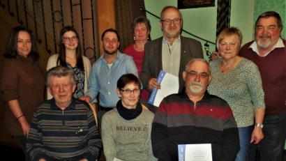 Bild: jml
Urkunden für lange Mitgliedschaft erhalten Johann Bauer für 50 Jahre, Gudrun und Georg Bauderer für jeweils 15 Jahre (vorne von links) und Bürgermeister Rudolf Götz (dahinter) für 10 Jahre Treue zum VdK. Den Dank der Geschäftsstelle überbringen die Kreis- Frauenbeauftragte Carola Brust und Kreisgeschäftsführerin Sarah Klos. Auch Schriftführer Christopher Oppenowski, Kassierin Manuela Lauer sowie die Vorstände Gerda Zimmermann und Johann Müller (von links) gratulieren den Geehrten.