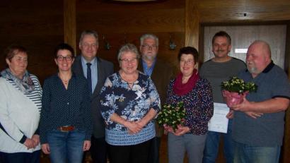Bild: rrd
Vier Vereinsjubilare und ihre Gratulanten (von links): Vorsitzende Leni Knahn, Garten-Fachberaterin Michaela Basler, Landrat Richard Reisinger, Renate Niedermann, Bürgermeister Hans Durst, Manuela Pilhofer, Hermann Mertel und Bernd Lindenberger.