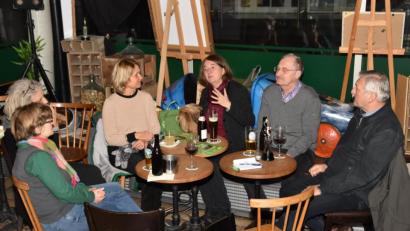 Bild: hcz
OB- Kandidatin Sonja Schuhmacher (Dritte von rechts) erläutert der Landtagsabgeordneten Ursula Sowa (links daneben) ihre Vorstellungen von nachhaltiger Politik für Weiden.