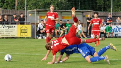 Bild: gb
Der SV Mitterteich tritt am Freitag um 19 Uhr bei Tabellenführer 1. SC Feucht an. Das Hinspiel (Szene mit SVM-Torwart Fabian Scharnagl und dem Feuchter Philipp Spießl) gewannen die Mittelfranken mit 3:0.