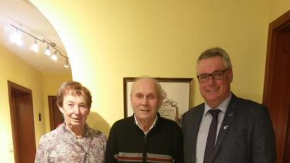 Bild: gef
Dritter Bürgermeister Benno Schißlbauer (rechts) gratuliert Adolf Schwab (Mitte), hier mit seiner Frau Hildegard, zum 80. Geburtstag.