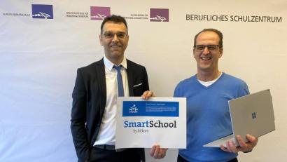 Bild: exb
Studiendirektor Michael Bäumler (erweiterte Schulleitung) und Systembetreuer Fachoberlehrer Gerhard Sporer freuen sich über die Auszeichnung des Beruflichen Schulzentrums als Smart School 2020.