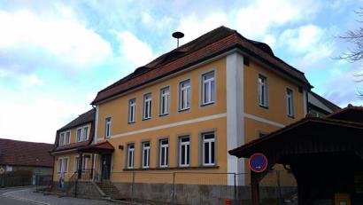 Bild: exb
Das Gemeindehaus in Wurz soll bis zum Sommer fertig saniert sein. Kommende Woche beginnen die Dacharbeiten, im Inneren ist die Sanierung weitgehend abgeschlossen.