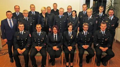 Bild: Dobmeier
Die Ehrengäste danken der Feuerwehr Weiden für die gefahrenen Einsätze und gratulieren den beförderten Kameraden.