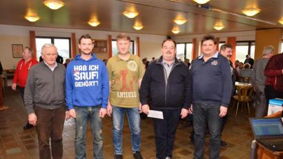 Bild: fjo
Wenzl Striegl, Stefan Preßl, Wilfried Lang und Willibald Eibl nehmen ihre Preise als Erste durch Vorsitzenden Manfred Schneider (von links) in Empfang.