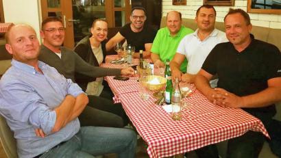 Bild: exb
Der Vorstand des neu gegründeten Fördervereins „Just Friends e. V.“ besteht aus (von links): Stefan Ott, Alexander Lang, Stefanie Sperrer, Stephan Landgraf, Thomas Binner, Bekim Kastrati und Marcus Fritsch. Es fehlen die Kassenprüferinnen Alexandra Lang und Silvia Binner.