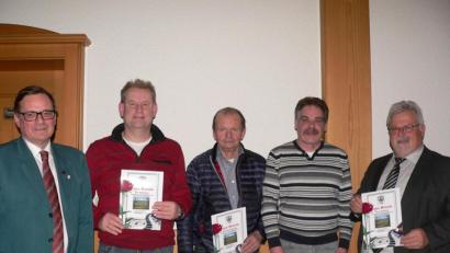 Bild: mh
Vorsitzender Hans-Georg Birkmüller (links) zeichnete Josef Krämer, Alfred Gräfenstein und Pfarrer Arnold Pirner für ihre Treue zur "Lyra" aus. Dabei auch zweiter Vorsitzender Willi Köllner (zweiter v. rechts).