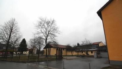 Bild: bjp
Schöner, sicherer und zweckmäßiger soll das Umfeld von Schule (rechts), Feuerwehr- und Gemeindehaus (Hintergrund) werden. Wie das erreicht werden kann, will die Gemeinde mit allen betroffenen Institutionen besprechen.