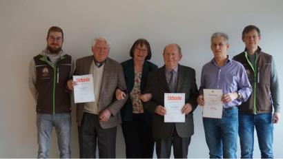 Bild: ads
Vorsitzender Florian Winkler (links), Schriftführerin Gerda Eiber (Dritte von links) und stellvertretender Vorsitzender Christian Flierl (rechts) ehrten die langjährigen Mitglieder Richard Wolf, Paul Augsberger und Johann Müllner (ab Zweiter von links) für ihre Vereinstreue.