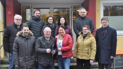 Bild: dob
FDP/UW-Listenführer Johann Gösl (vorne, Zweiter von links) überreichte im Beisein seiner Mitstreiter 250 Euro an die Leiterin des städtischen Kindergartens, Birgit Zant (vorne, Dritte von rechts).