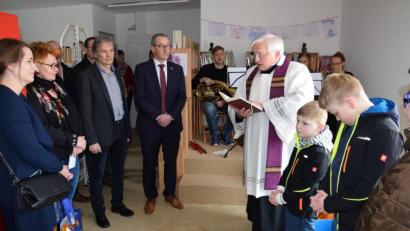 Bild: bö
Einweihung der neuen Pfarrbücherei in Rieden (von links): Christina Schnödt vom Sankt Michaelsbund Regensburg, Büchereileiterin Irene Meier, Pfarrgemeinderatssprecher Josef Weinfurtner, Bürgermeister Erwin Geitner und Pfarrer Gottfried Schuhbach.