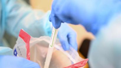 Bild: Felix Kästle/dpa
Eine Ärztin gibt einen Abstrichstäbchen im Plastikröhrchen in einen Plastikbeutel. An der Fachakademie für Sozialpädagogik hofft man, bald Gewissheit zu haben, ob eine Studierende infiziert ist oder nicht.