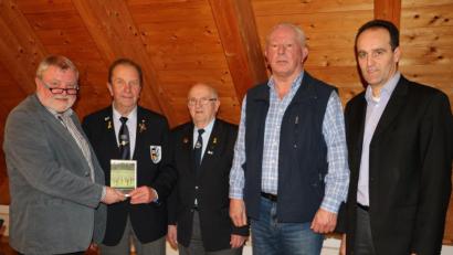 Bild: gru
Die gesammelten Dokumente der „Historischen Zeitreise“ überreicht (von links) Hartmut Schendzielorz an den Vorsitzenden Fritz Haas und seinen Stellvertreter Rudolf Schmitt von der Soldaten- und Reservistenkameradschaft Edelsfeld. Dies geschieht im Beisein von Eduard Paßler und Bürgermeister Hans-Jürgen Strehl.