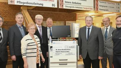 Bild: Petra Hartl
Bei der Spendenübergabe von links: Dieter Eberl (Schriftführer), Christian Faderl (Schatzmeister), Marga Klameth (Zweiter Vorsitzende), Werner Renner (Vorsitzender), Markus Dollacker (Beirat), Landrat Richard Reisinger und Vorstand Klaus Emmerich sowie Ärztlicher Direktor Dr. Klaus Nester.