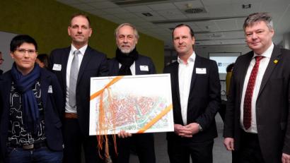Bild: Stephan Huber
Eröffnung bei den Eckert-Schulen: Christiane Janker, Weiterbildungsberater Max Schobert, stellvertretender Vorstandsvorsitzender Gottfried Steger, Vorstandsvorsitzender Alexander Eckert Freiherr von Waldenfels sowie Hausherr und Vermieter Karlheinz Brandelik (von links).