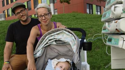 Bild: jrh
Timo Stamminger mit seiner Verlobten Ilona Becker und Töchterchen Louisa vor dem Elternhaus der Regensburger Kinderklinik: Das kleine Mädchen hat einen Gehirntumor. Die Neustädter geben den Kampf nicht auf.