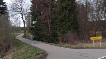 Bild: pi
An der Straße nach Vöslesrieth werden Leitplanken errichtet.