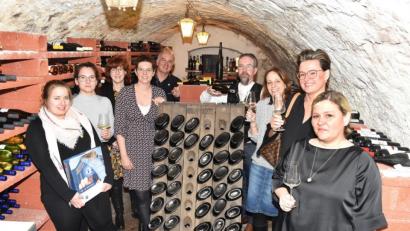 Bild: no
Im Weinkeller des Landhotels Weißes Roß stießen die Teilnehmer des Seminars und die Dozentin mit Hotelier Hans-Jürgen Nägerl auf ein erfolgreiches Seminar an.