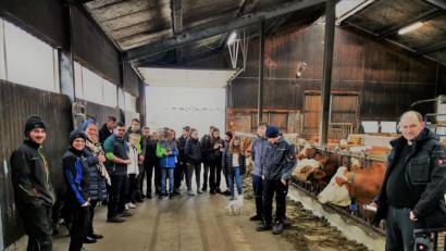 Bild: gz
Die Schüleraus Vohenstrauß erkundeten den Kuhstall der Familie Kleber.