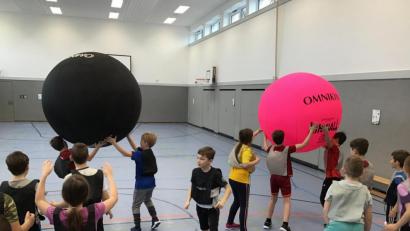 Bild: Grundschule Konnersreuth/exb
Ein "Kin-Ball"-Workshop fand in der Grundschule Konnersreuth statt.