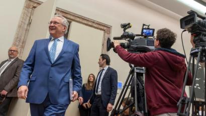 Bild: Peter Kneffel/dpa
Bei einer Pressekonferenz ist der bayerischen Innenminister Joachim Herrmann (CSU) froh, wenn die Kameras die Bilder in alle Welt übertragen. An internen Videokonferenzen sollen keine Fremden teilnehmen. Genau das ist passiert.