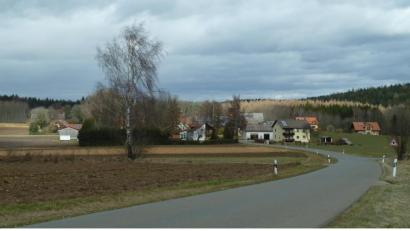 Bild: Portner
Das einzige Dorf im Stadtgebiet ohne Handyempfang: Der Ortsteil Pirk, und auch etliche angrenzende Fluren in der ehemaligen Gemeinde Langau, liegen noch immer im tiefsten Funkloch. Der Stadtrat will dies mit Hilfe des Bayerischen Mobilfunk-Förderprogramms ändern.