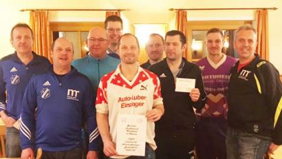 Bild: no
Zur Siegerehrung versammelt sind die Spielführer, die Hauptorganisatoren Georg Graf (Zweiter von links) und Thomas Dirler (Dritter von links) sowie der Vorsitzende des SVI, Martin Luber (Vierter von rechts).