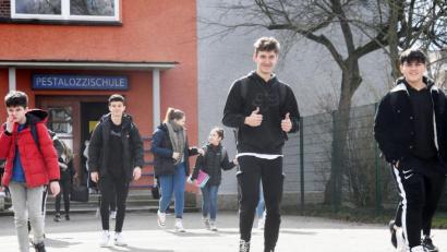 Bild: Gabi Schönberger
Strahlende Gesichter zum Schulschluss am Freitag an der Pestalozzi-Mittelschule in Weiden. Bis zu den Osterferien heißt das für die Schüler jetzt allerdings nicht Däumchen drehen, sondern Zuhause lernen.