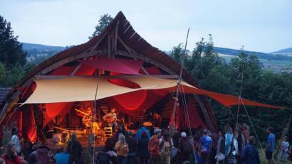 Bild: eib
Mittelpunkt des dritten „Love and Peace gathering“ vom 10. bis 13. Juli wird wieder die geschwungene Holzbühne sein. Zum erstmaligen Treffen der europäischen Vereinigung von Ökodörfern werden Hunderte von Teilnehmern erwartet.