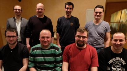 Bild: le
Der Steyr-Club Floß geht mit Mut und Zuversicht die kommenden Herausforderungen und das Jubiläumsjahr 2021 mit einer neuen Mannschaft an. Sitzend von links: Kassier Maximilian Bär, Vorsitzender Wolfgang Bock, zweiter Vorsitzender Matthias Stahl und Schriftführer Tobias Witt. Stehend von links: Steuerberater Andreas Gierisch, Revisor Joachim Wagner, Beisitzer Johannes Pröls und Beisitzer Andreas Bär.