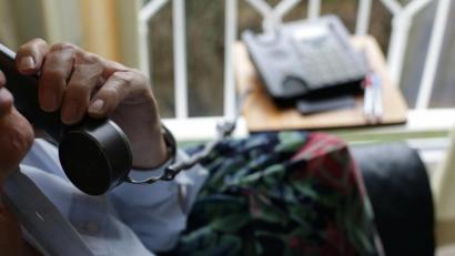 Symbolbild: dpa
Im Seniorenheim muss man sich auf telefonische Kontakte mit seinen Angehörigen beschränken.