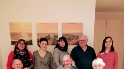 Bild: exb
Verantwortung im Senioren-Servicehaus übernehmen (vorne, von links) August Heinl, Karl Zetlmeisl, Irene Heinl, (hinten, von links) Iris Riedl, Natalja Kiel, Anja Michl, Lutz Wuttke und Regina Brum