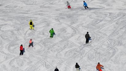 Bild: Angelika Warmuth
Skifahrer fahren bei Sonnenschein auf einer Skipiste. Foto: Angelika Warmuth/dpa/Archivbild