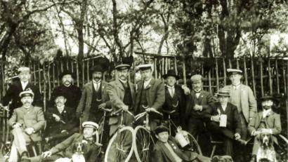 Repro: hev
Dass der sportliche Wettbewerb zu Beginn des 20. Jahrhunderts noch nicht „bierernst“ ausgetragen wurde, beweist dieses Bild vom „Radler-Klub“ 1903, das eine illustre Männerriege mit ihren „Velos“ zeigt. Die Herren tragen zwar teilweise sportliche Kopfbedeckungen, die eher an Kapitänsmützen erinnern, kommen ansonsten aber in Anzug und Krawatte sowie mit einer Mass Bier in der Hand eher unsportlich daher.