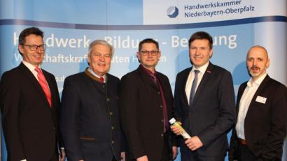 Bild: HWK/Brandl/exb	
Wie schützt man seinen Betrieb vor Cyber-Attacken und auf welche rechtlichen Vorschriften muss man im Netz achten: Darüber sprachen in Amberg (von links) HWK-Rechtsberater Reinhard Gaber, HWK-Vizepräsident Gerhard Ulm, Hauptkommissar Peter Merold von der Kriminalpolizei Amberg, HWK-Bereichsleiter Wolfgang Reif und Hauptkommissar Thomas Pregler vom Bayerischen Landeskriminalamt.