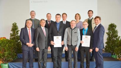 Bild: exb/Regierung der Oberpfalz / Kammermeier
Regierungspräsident Axel Bartelt (1. Reihe, 2. v.li.) mit Absolventen und Ehrengästen