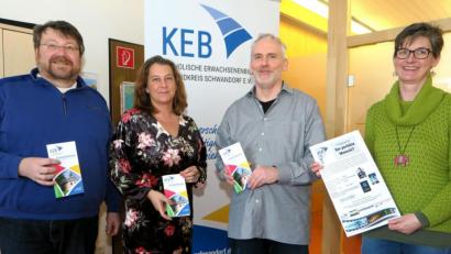 Bild: Hirsch
Geschäftsführender Bildungsreferent Hartmut Meyer, zweite Vorsitzende Christine Franke, Vorsitzender Robert Glöckl und Bildungsreferentin Eva Bräuer (von links) stellen das neue KEB-Bildungsprogramm vor.