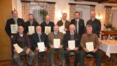 Bild: gi
Vorsitzender Christian Ertl (zweite Reihe, Zweiter von rechts) und 2. Vorsitzender Sascha Freymann (zweite Reihe, rechts) ehrten treue Mitglieder.