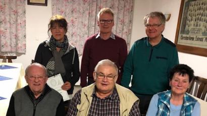 Bild: knh
Vorsitzender Klaus-Hannes Kahler (hinten rechts) und stellvertretender Vorsitzender Hugo Diehl (hinten Mitte) ernennen Werner Paulus (vorne Mitte) mit Urkunde zum Ehrenvorsitzenden. Sie zeichneten Cornelia Gurdan (hinten links), Hedwig Geyer (vorne rechts) und Alfred Schaller (vorne links) für langjährige Treue zum OWV mit Ehrennadel und Urkunde aus.