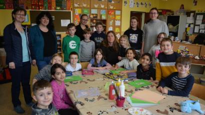 Bild: jr
42 Kinder sind derzeit in der Ganztagsbetreuung angemeldet. Im Bild eine Gruppe beim Basteln und Malen für das Osterfest zusammen mit Sonja Foxworthy, der scheidenden Leiterin Nicole Völkl, Jenifer Bartl und Praktikantin Manija Mandic (hinten, von links) sowie der neuen Leiterin Cornelia Firneis (sitzend Mitte).