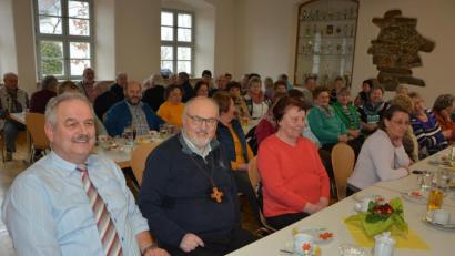 Bild: jr
Pfarrer Anton Witt (Zweiter von links) unterhielt die Besucher des Seniorentreffs mit Liedern und Geschichten aus seiner Jugend. Mit dabei war auch Bürgermeister Johann Burger (links).